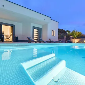 luxury-apartment-south-cliff-with-private-swimming-pool.splithotels.org/